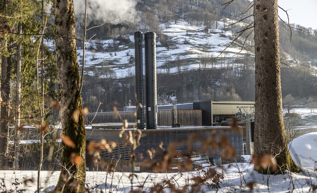 Heizwerk Mellau im Winter mit Bäumen