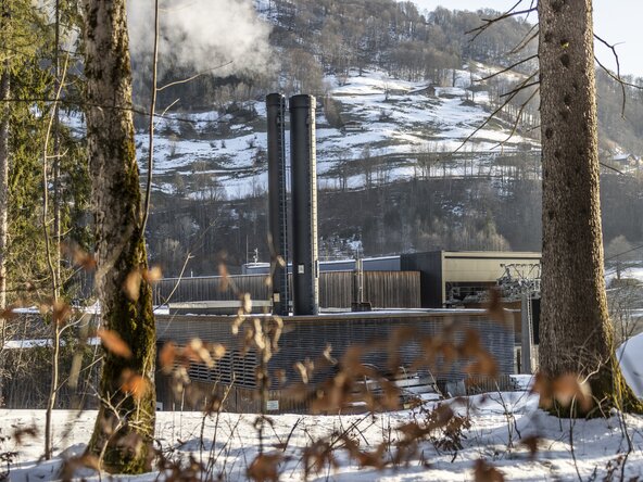 Heizwerk Mellau im Winter mit Bäumen
